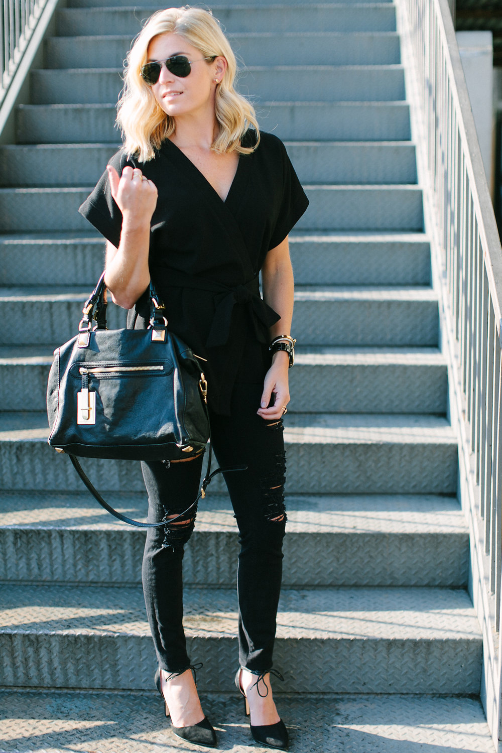 basic black outfit-all black outfit-black distressed jeans and top-dallas fashion blogger